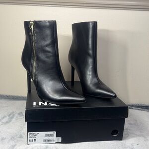 INC Sarishaap Black Leather Ankle Booties Gold Zip -Size 6.5